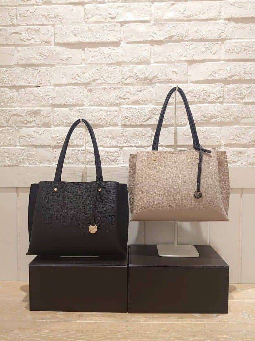 akamiさんの「SHOO･LA･RUE｜◆【軽量/2WAY】デイリーにも通勤にも ふわっと軽いトートバッグ」を使ったコーディネート