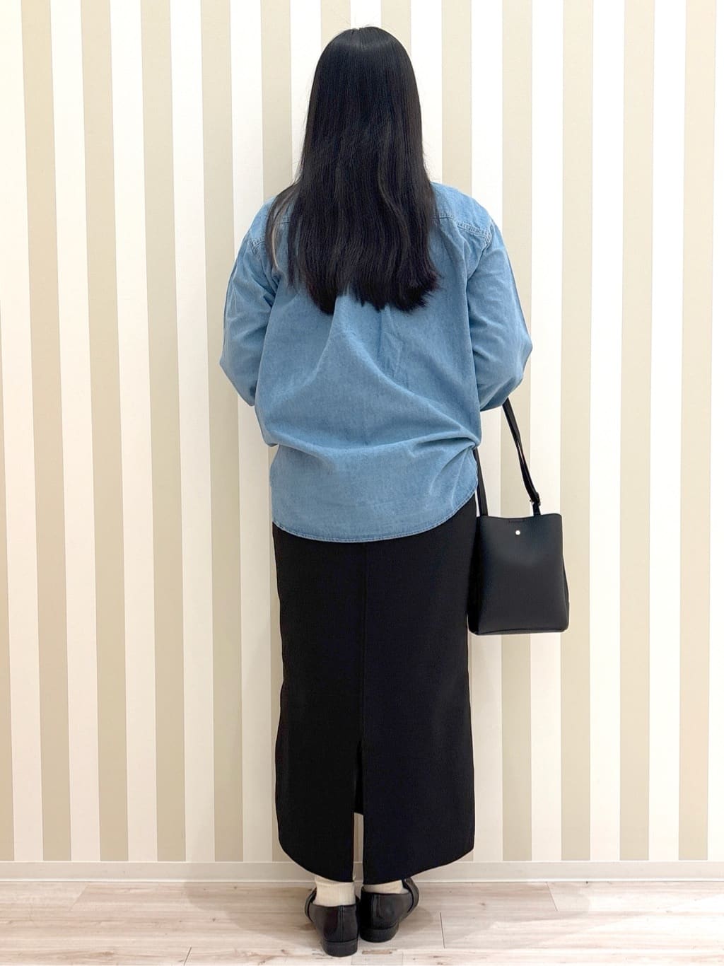 まろんさんの「SHOO･LA･RUE｜◆【洗える/S-LL】大人のこなれコーデに やわらかデニムシャツ」を使ったコーディネート