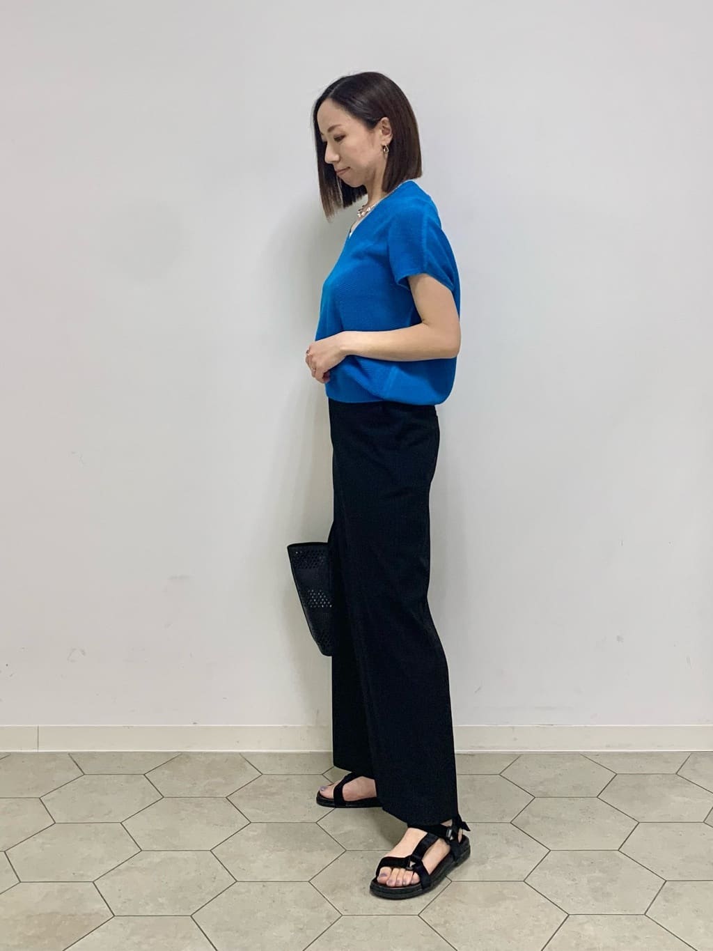 yurinaさんの「INDIVI｜【褒められパンツ／洗える／ウエストゴム】ワイドタックパンツ」を使ったコーディネート