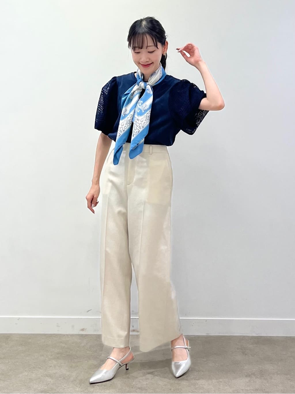 kaaiさんの「UNTITLED｜【手洗い／88cm正方形】エンブレムプリントスカーフ」を使ったコーディネート