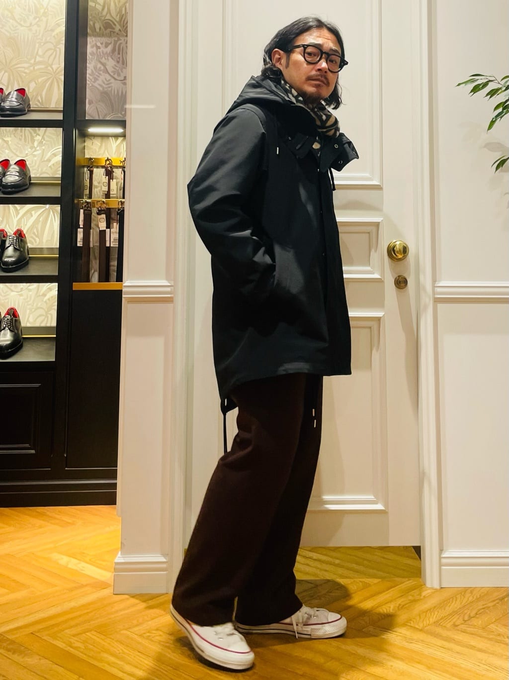 鶴田大士さんの「DRESSTERIOR｜オーバーラップサークル カシミヤ100%マフラー」を使ったコーディネート