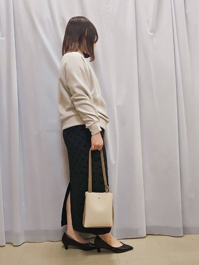 かなさんの「SHOO･LA･RUE｜◆【通勤/セレモニー】Vカットデザインで足が美しく見える ベーシック5cmパンプス」を使ったコーディネート