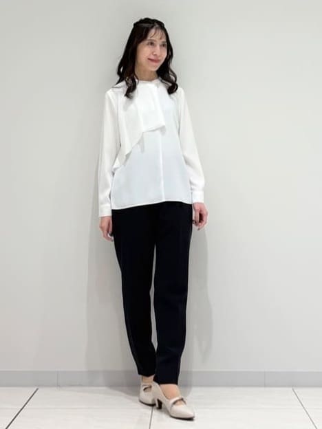 kayoさんの「INDIVI｜【洗える／UVケア／スーツ】ストレッチタックテーパードパンツ」を使ったコーディネート