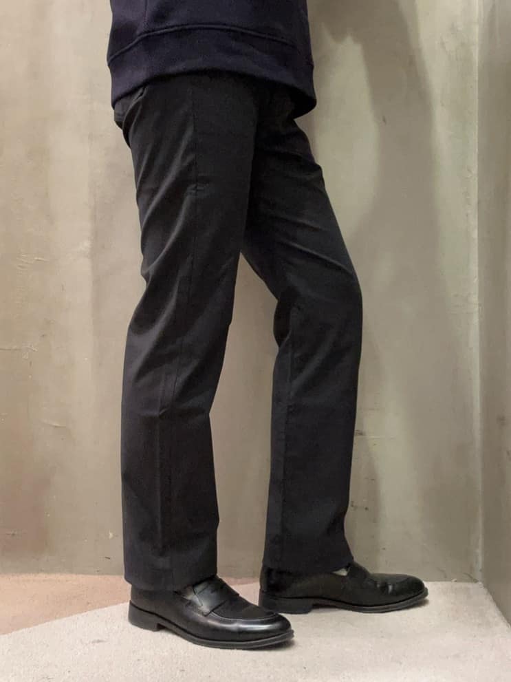 コウノ モトヤさんの「TAKEO KIKUCHI｜【Made in JAPAN】播州織 ストレッチ パンツ」を使ったコーディネート