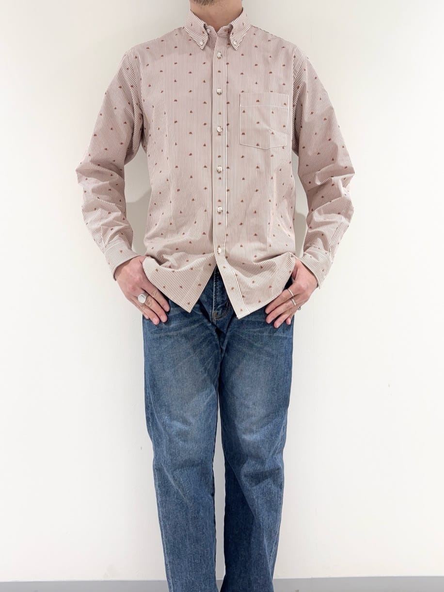 及川さんの「TAKEO KIKUCHI｜ハットモチーフ ジャカード ストライプ シャツ」を使ったコーディネート