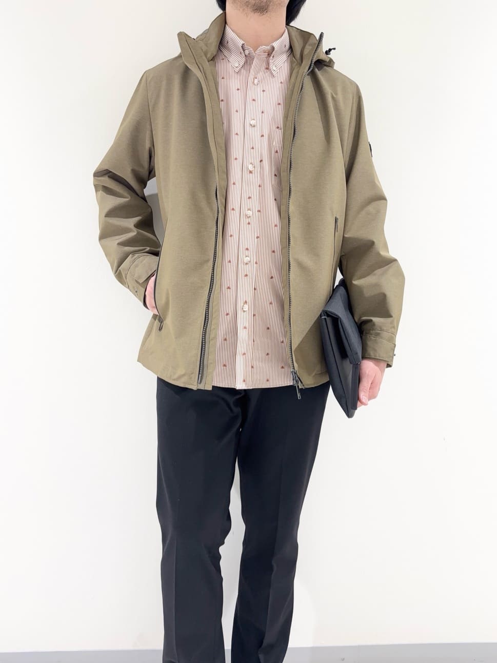 及川さんの「TAKEO KIKUCHI｜ハットモチーフ ジャカード ストライプ シャツ」を使ったコーディネート