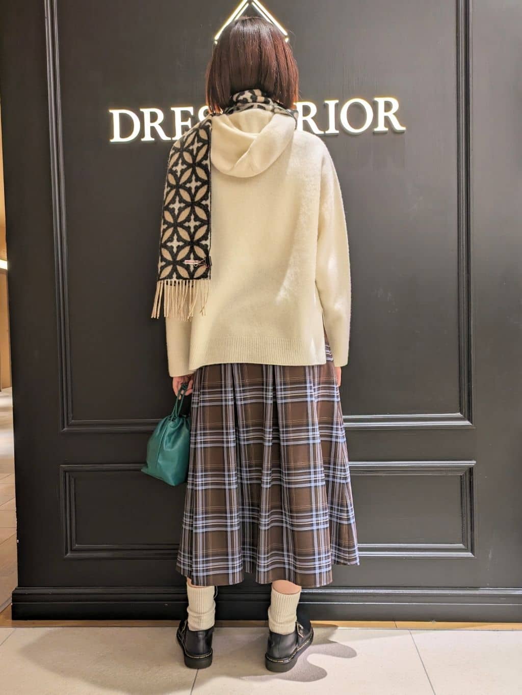saoriさんの「DRESSTERIOR｜オーバーラップサークル カシミヤ100%マフラー」を使ったコーディネート