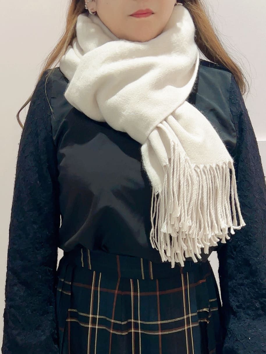 りえさんの「ESPERANZA｜洗えるシンプルカラーストール 累計販売約5000枚【防寒／マフラー／無地／ギフト】」を使ったコーディネート