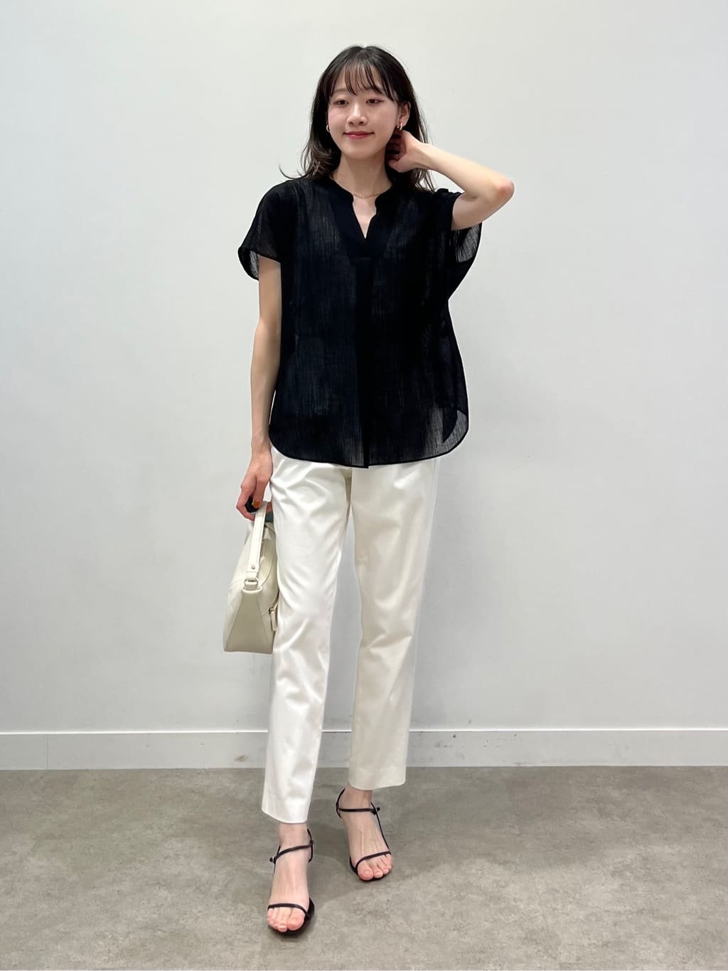 kaaiさんの「UNTITLED｜【手洗い／58cm正方形】ベルトプリントスカーフ」を使ったコーディネート