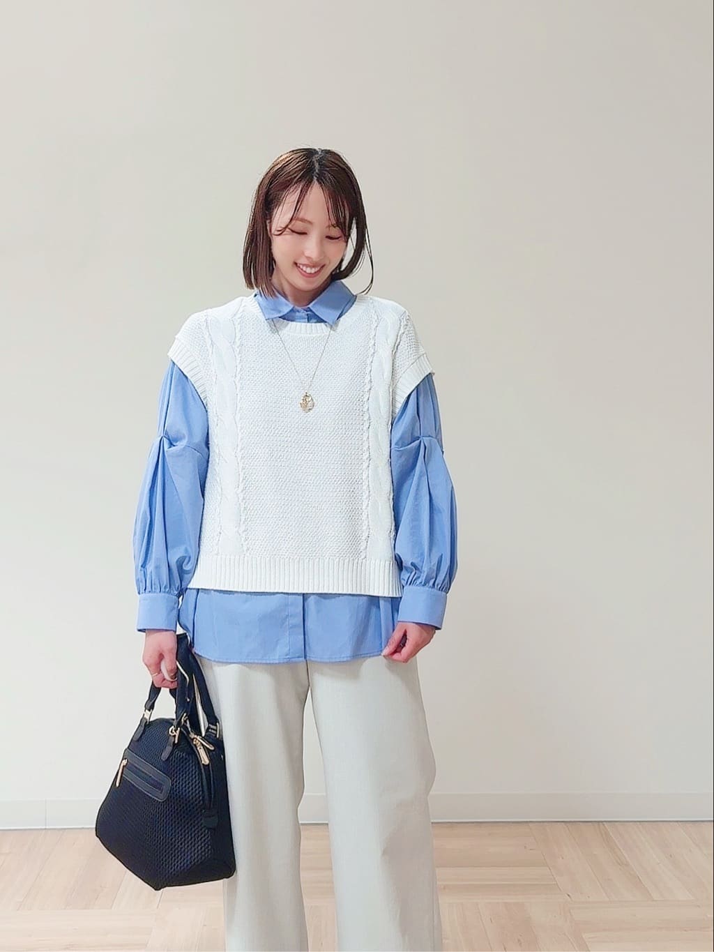 amiさんの「Reflect｜◆【夏SALE／E‐QUALITY／手洗い可】ケーブル編みニットベスト＋シャツセット」を使ったコーディネート