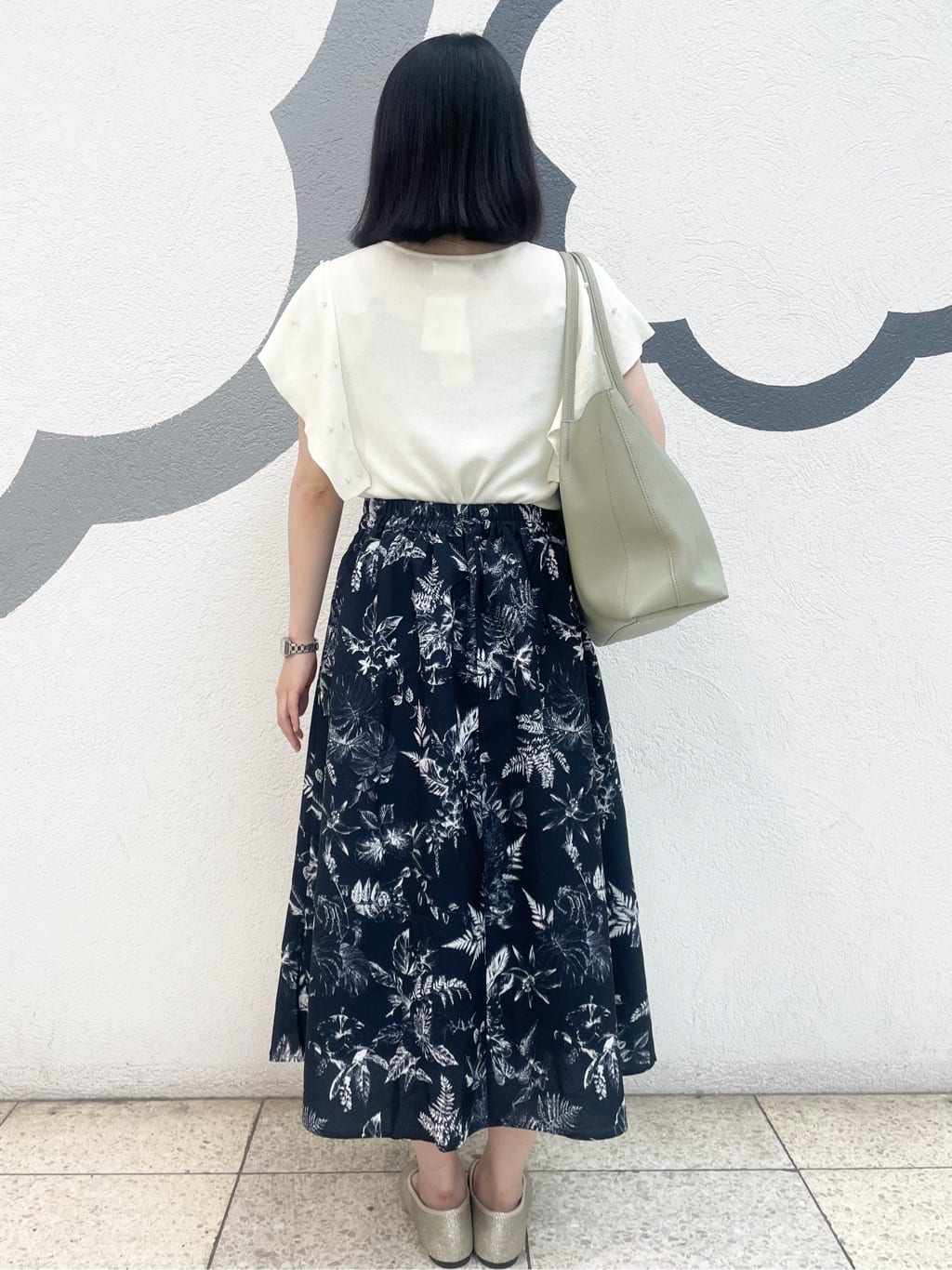 𝒜さんの「◆【清涼感／ウエスト後ろゴム／手洗い可】麻調花柄タックスカート」を使ったコーディネート