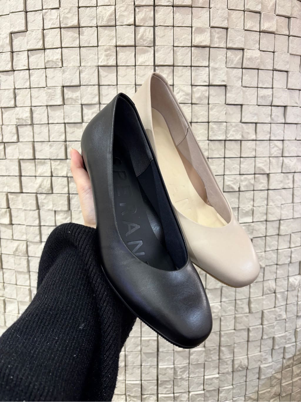 まっきーさんの「ESPERANZA｜【レイン対応/12時間パンプス】約5.0cm　歩きやすくて疲れにくい」を使ったコーディネート