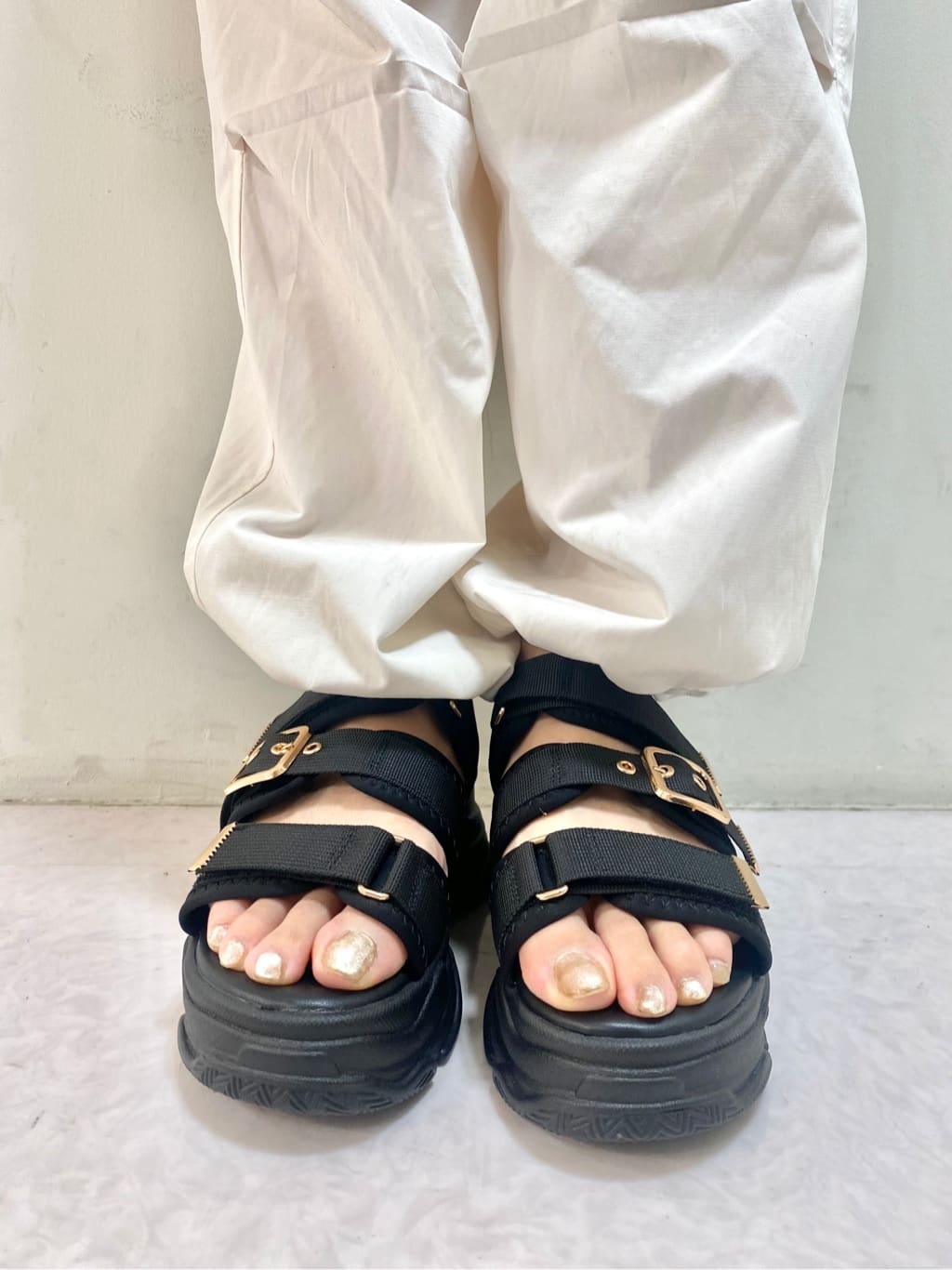 sakiさんの「ESPERANZA｜軽量厚底ソール ゴールドベルトスポーツサンダル」を使ったコーディネート