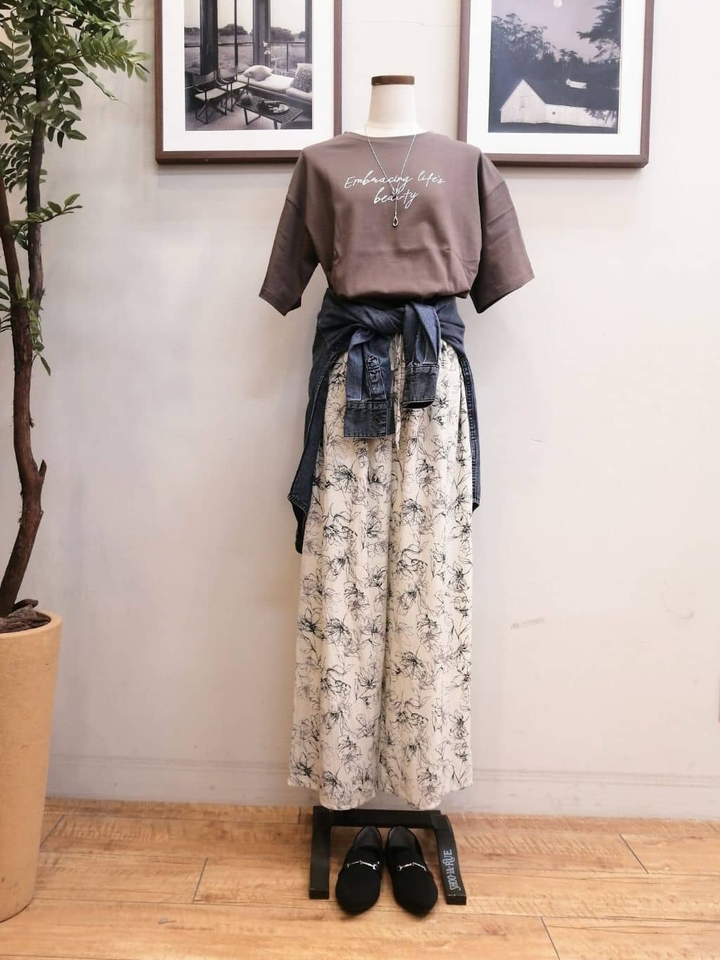 maiさんの「SHOO･LA･RUE｜◆【選べる4柄】コットンプリントロゴTシャツ」を使ったコーディネート
