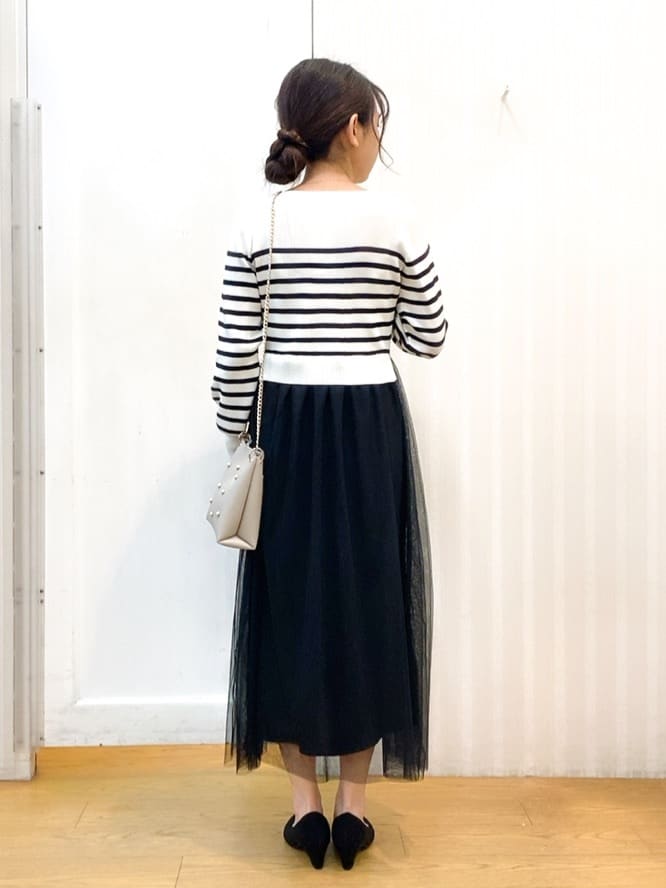 miyaさんの「grove｜【ふわっと心地よい足入れ】やわここち(R)Vカットパンプス」を使ったコーディネート