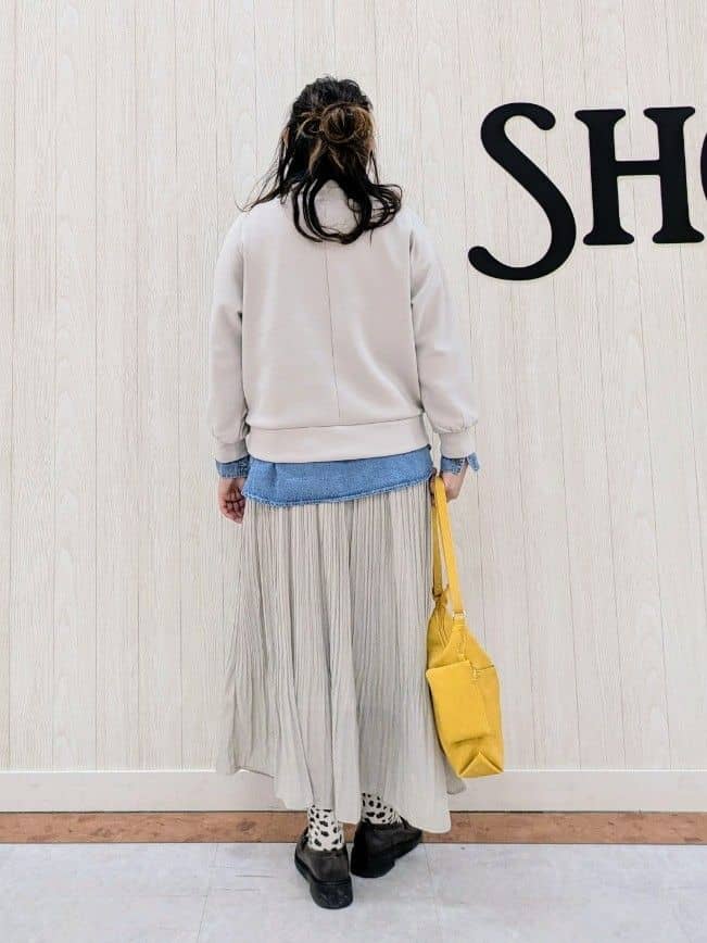 さくみぃさんの「SHOO･LA･RUE｜◆【S-LL】なめらかタッチ もちさら抜け襟トップス」を使ったコーディネート