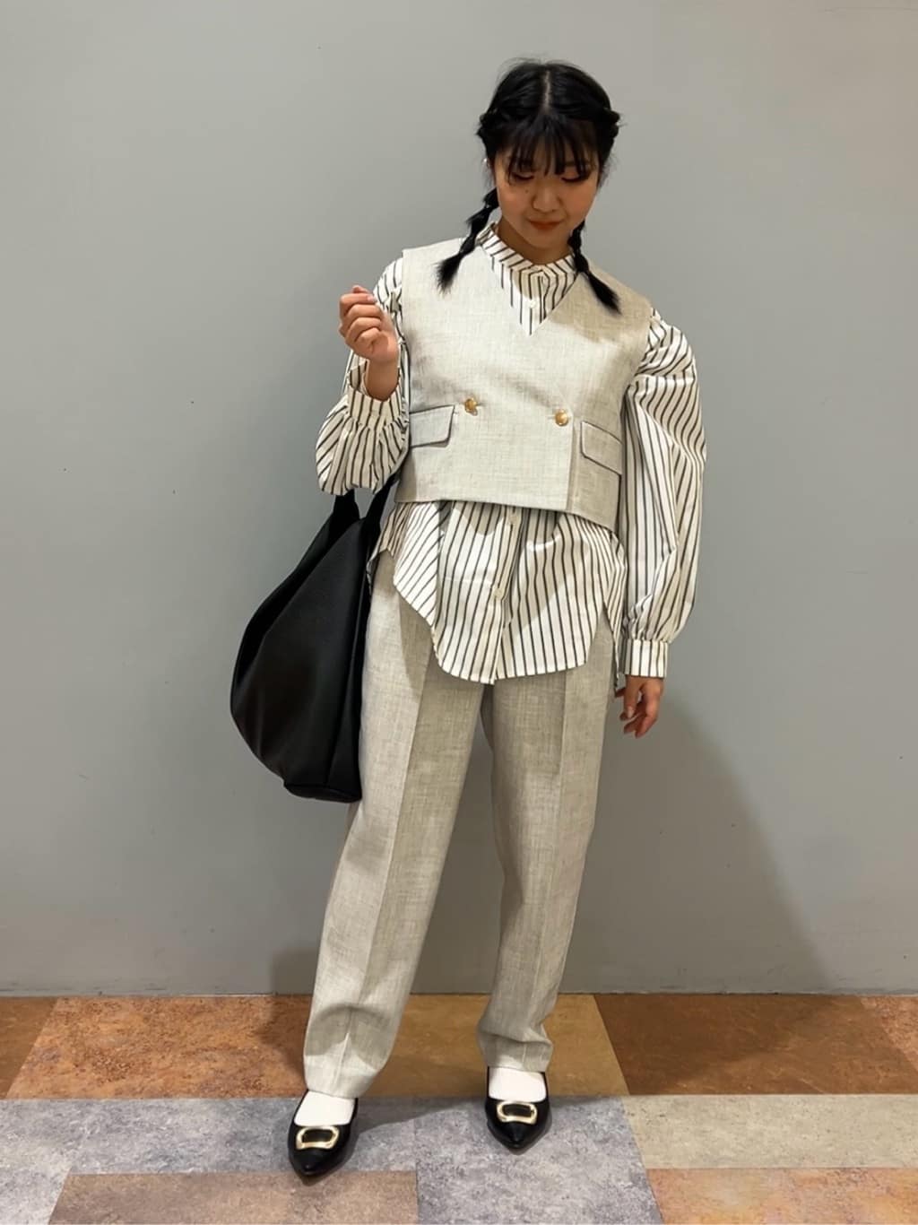 ひらのみさんの「THE SHOP TK｜◆【セットアップ可／ONOFF活躍】カルゼショートジレ／洗える」を使ったコーディネート