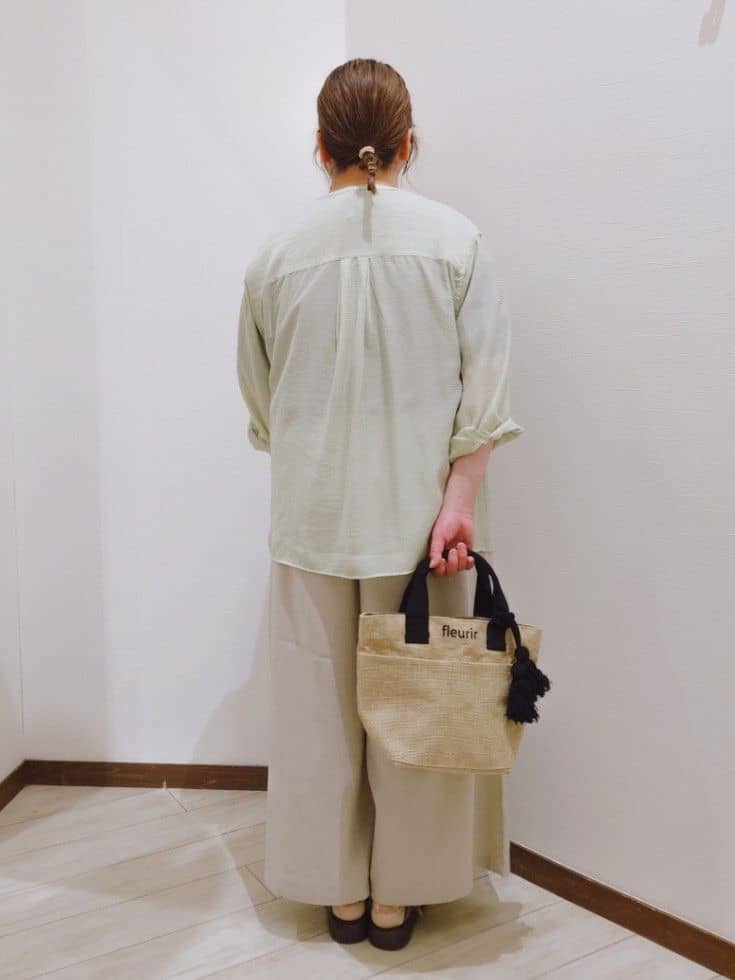 みぃーこさんの「SHOO･LA･RUE｜【S-LL/ひんやり/UV】ぷっくりラメプリントロゴTシャツ」を使ったコーディネート