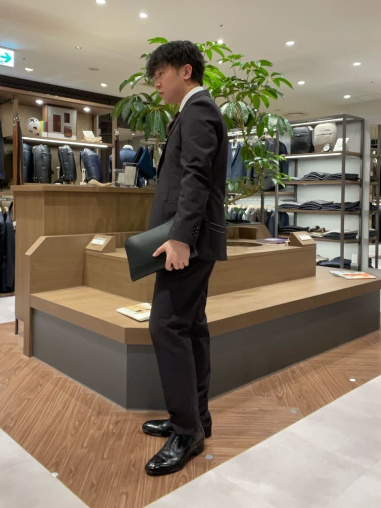 コウノ モトヤさんの「TAKEO KIKUCHI｜【Made in JAPAN】ブロード レギュラーカラー ドレスシャツ」を使ったコーディネート