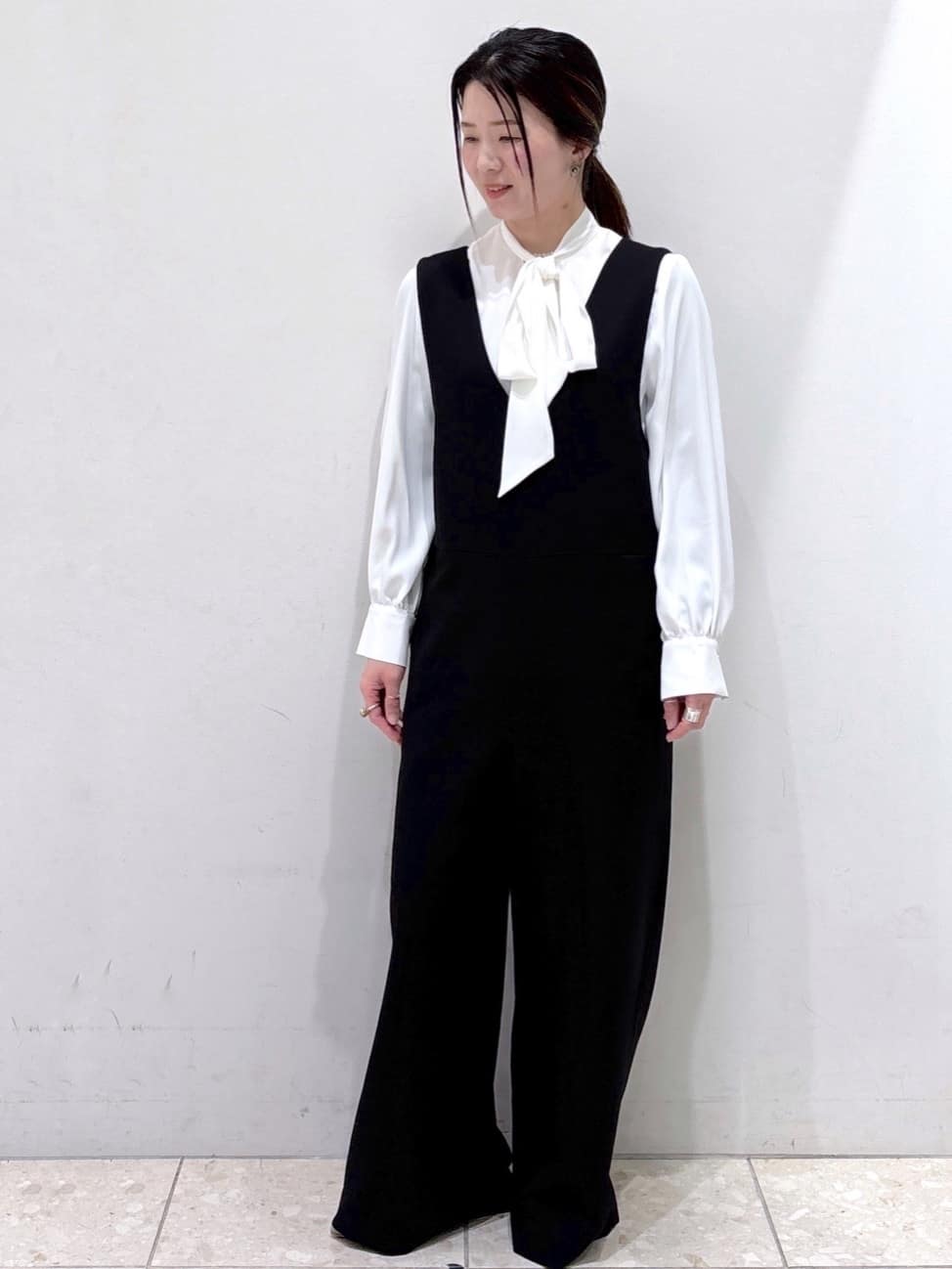 mameさんの「OPAQUE.CLIP｜《通勤／セットアップ対応》Vネックジャケット／ダブルクロス【洗濯機洗い可】」を使ったコーディネート