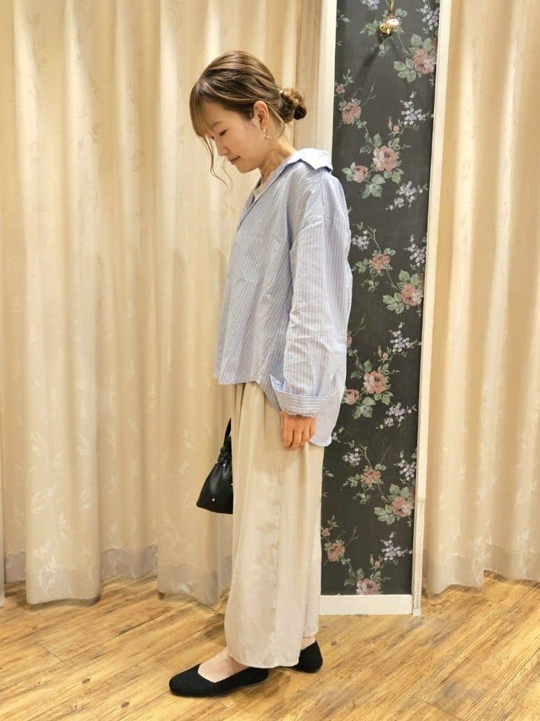 Ikumiさんの「SHOO･LA･RUE｜◆【洗える】バックギャザーがポイント 綿ワッシャー前開きシャツ」を使ったコーディネート