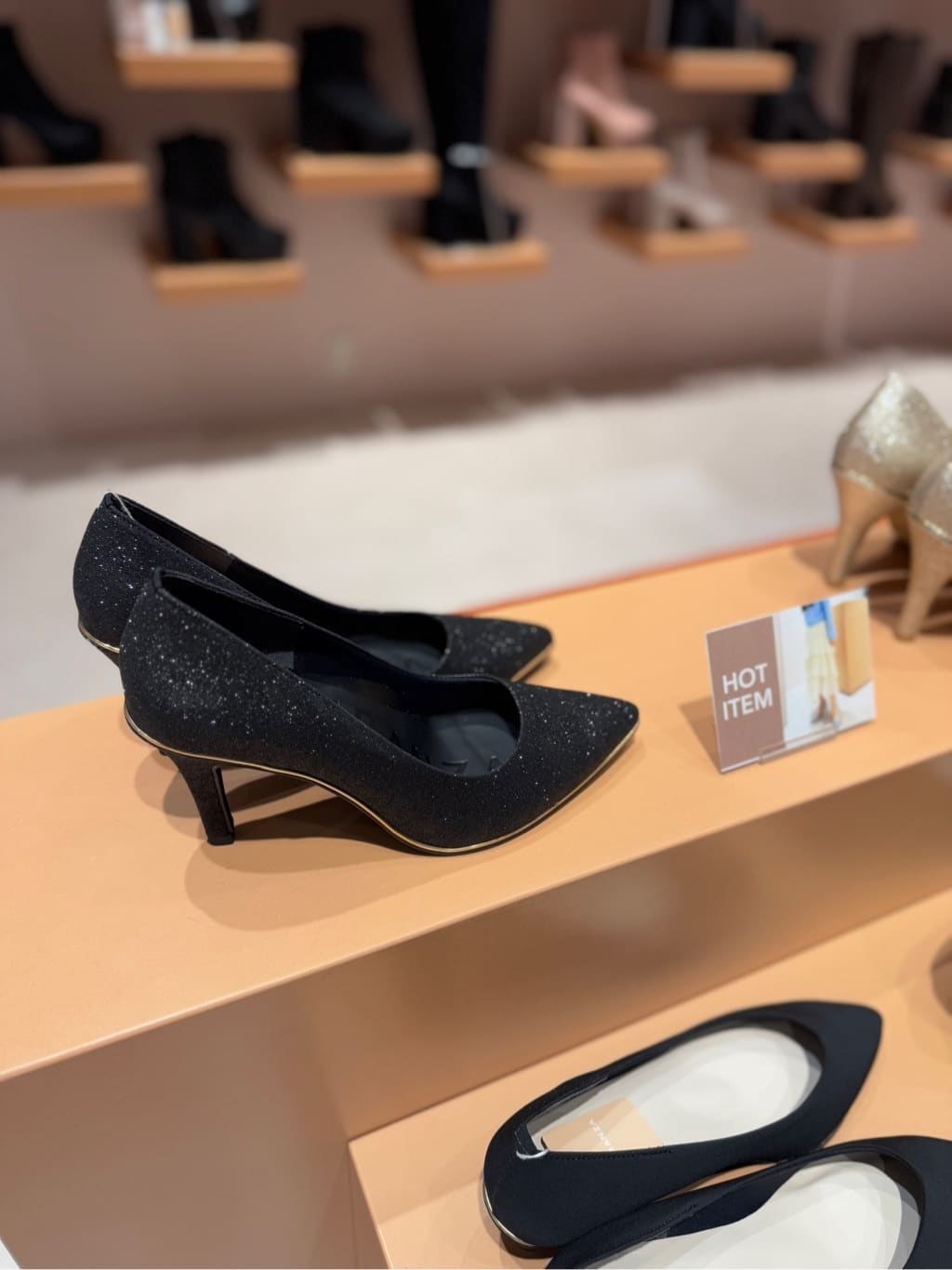 neinaさんの「ESPERANZA｜【12時間パンプス】約8.5cm／ラメ素材　歩きやすくて疲れにくい」を使ったコーディネート