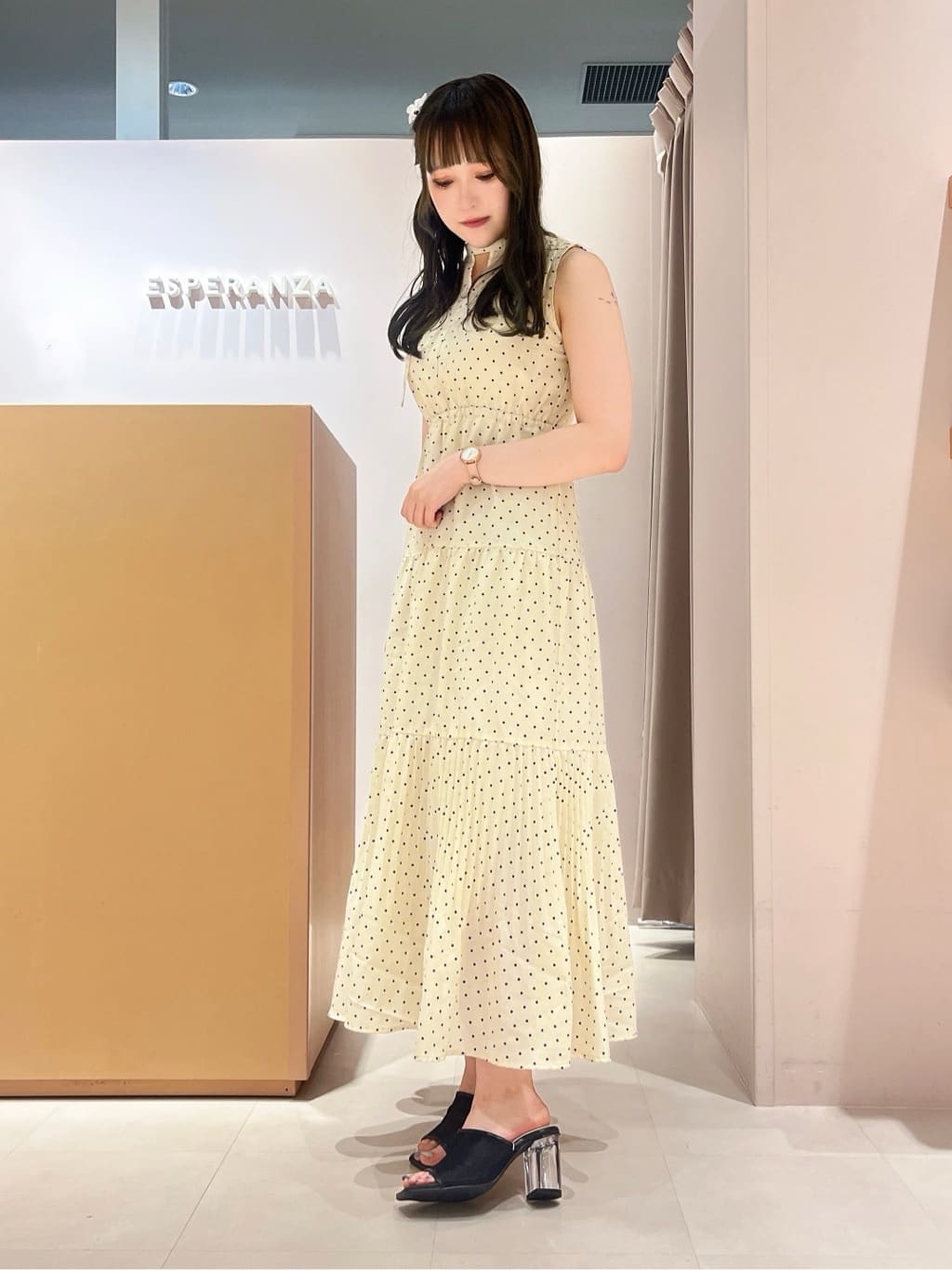 このかさんの「ESPERANZA｜チュールメッシュクリアヒールミュール」を使ったコーディネート