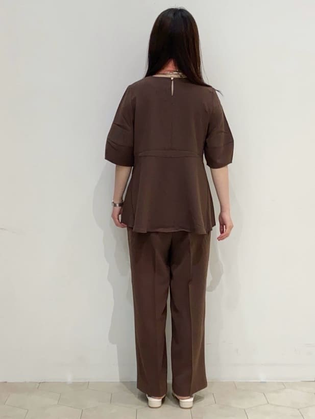 EMIRIさんの「OPAQUE.CLIP｜◆《6色展開》ストレッチペプラムブラウス／セットアップ対応【洗濯機洗い可／防シワ】」を使ったコーディネート