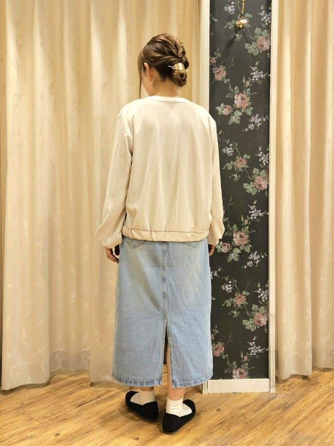 Ikumiさんの「SHOO･LA･RUE｜◆【洗える/S-LL】一枚でもレイヤードでも グラフィック長袖Tシャツ」を使ったコーディネート