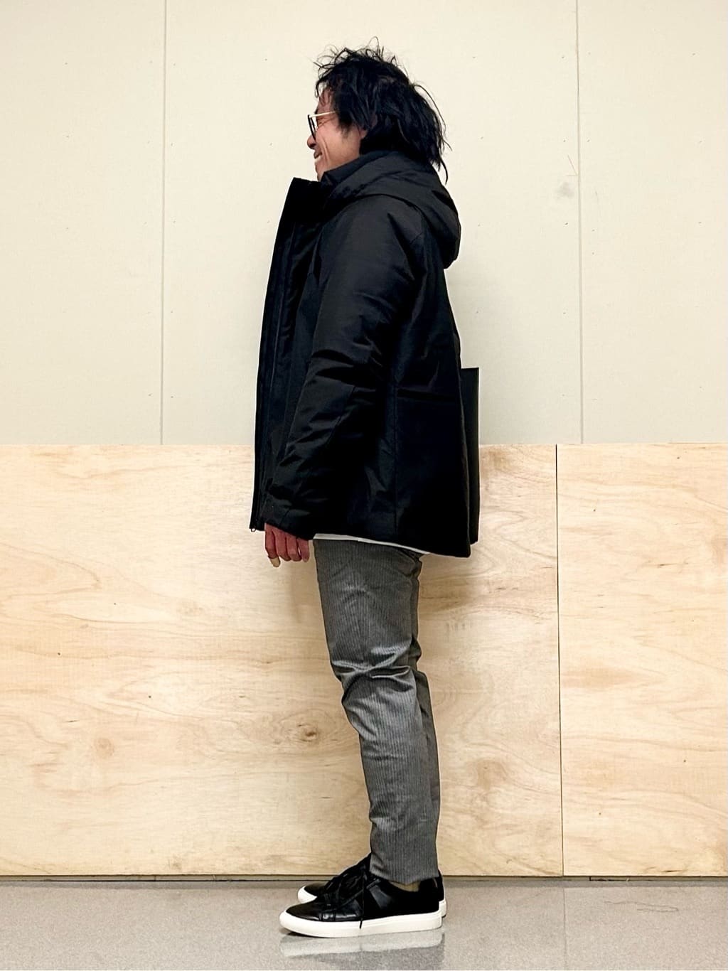 KENJI Iさんの「THE SHOP TK｜【オールシーズン穿ける！】7DAYSストレッチへリンボンパンツ　ON&hArr;OFF兼用」を使ったコーディネート
