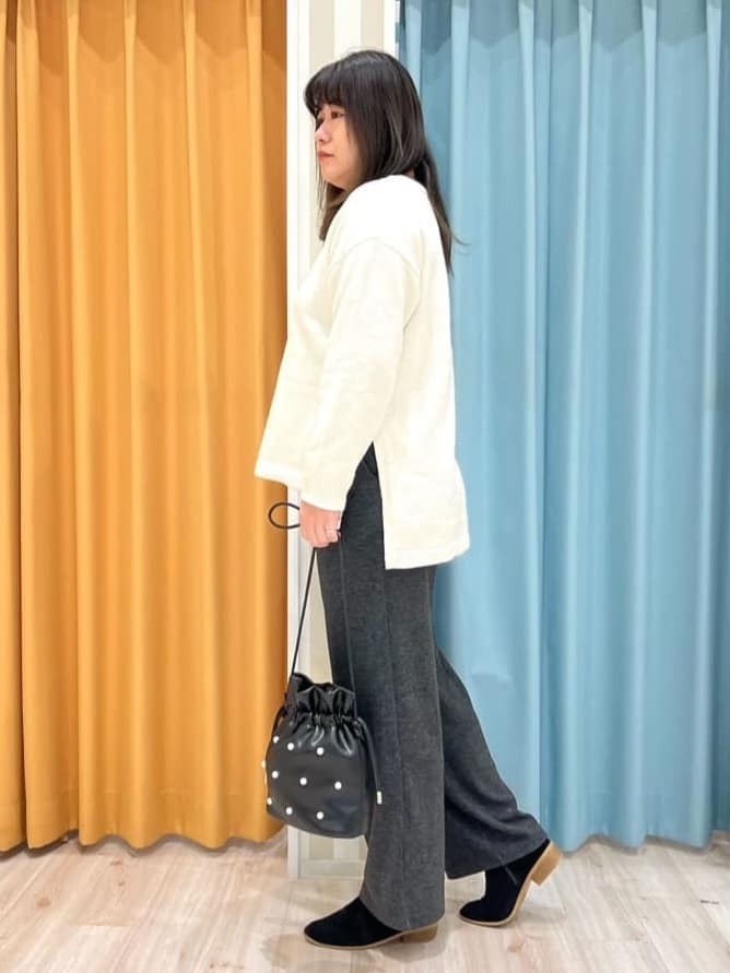 TUMU-TUMUさんの「SHOO･LA･RUE｜◆【S-LL/体型カバー】軽くてふわふわ お尻が隠れるワイドシルエットニット」を使ったコーディネート