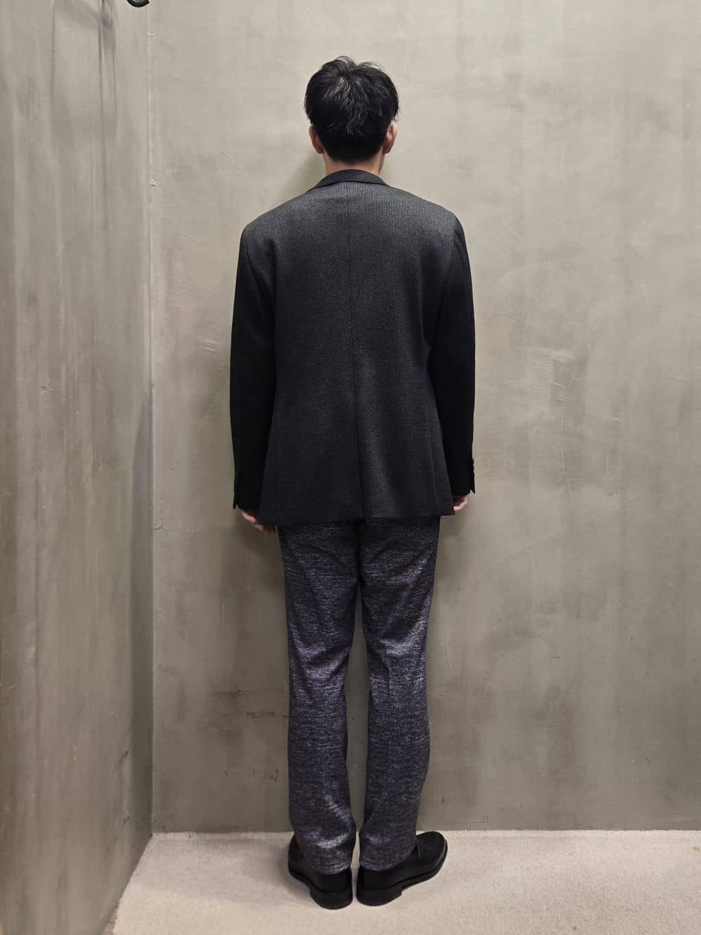 白木駆さんの「TAKEO KIKUCHI｜【ONOFF対応】TRダブルニット ストレッチパンツ」を使ったコーディネート