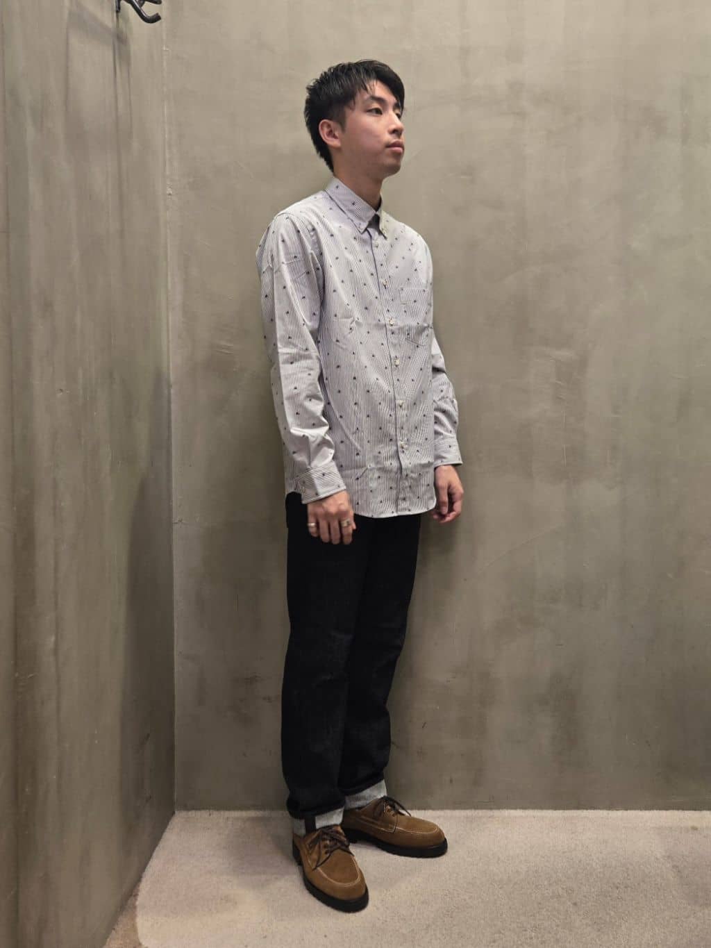 白木駆さんの「TAKEO KIKUCHI｜ハットモチーフ ジャカード ストライプ シャツ」を使ったコーディネート