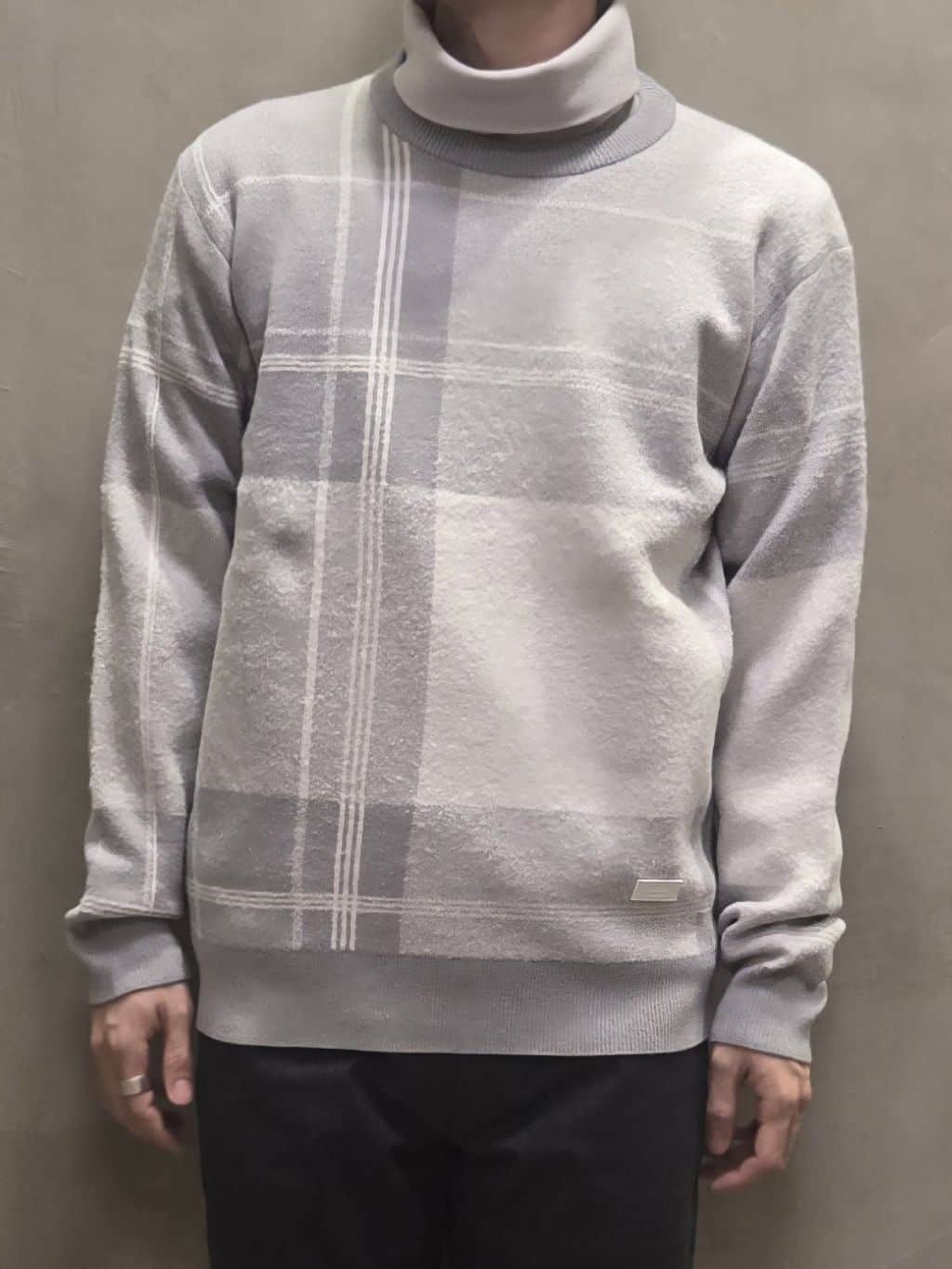 白木駆さんの「TAKEO KIKUCHI｜【Made in JAPAN】播州織 ヘリンボン ストレート パンツ」を使ったコーディネート