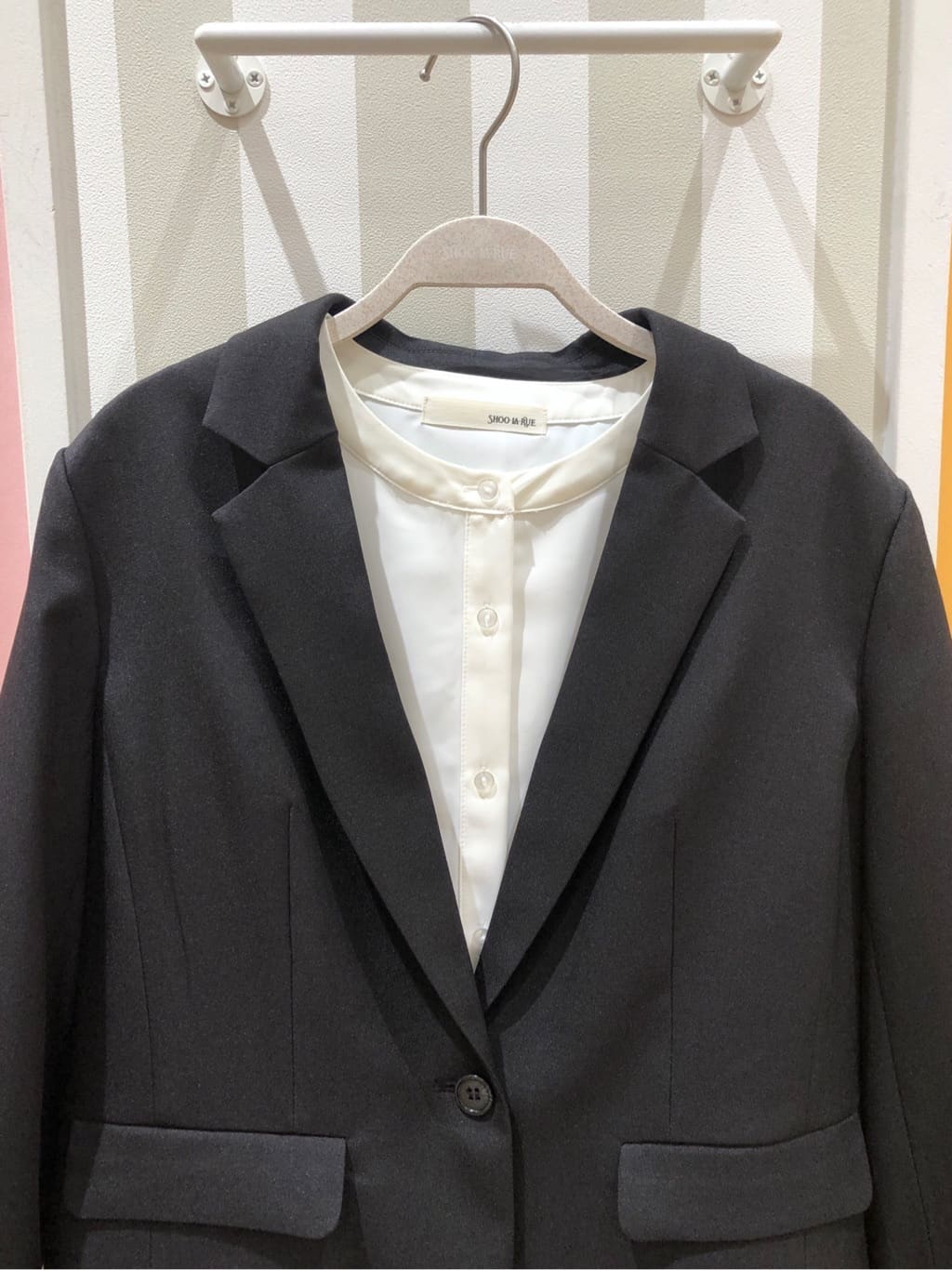 るーとさんの「SHOO･LA･RUE｜◆【S-3L/洗える/セレモニー】さらり軽やか スタンドカラー フリルブラウス」を使ったコーディネート