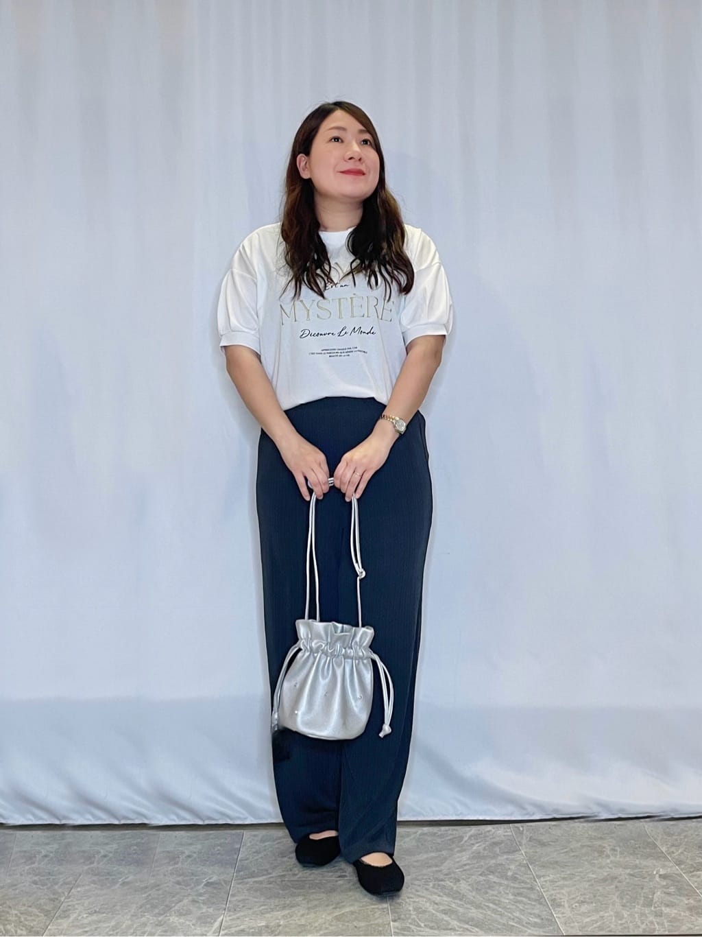 Ayaさんの「SHOO･LA･RUE｜【S-LL/ひんやり/UV】ぷっくりラメプリントロゴTシャツ」を使ったコーディネート