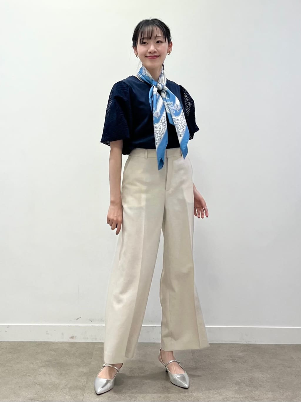 kaaiさんの「UNTITLED｜【手洗い／88cm正方形】エンブレムプリントスカーフ」を使ったコーディネート
