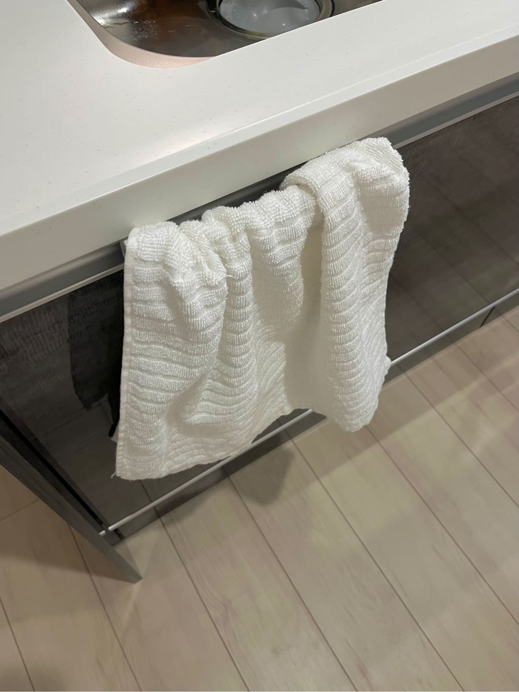 えびさんの「212 KITCHEN STORE｜滑り落ち防止キッチンタオルハンガーバー ワイド WH 山崎実業 ＜tower タワー＞」を使ったコーディネート