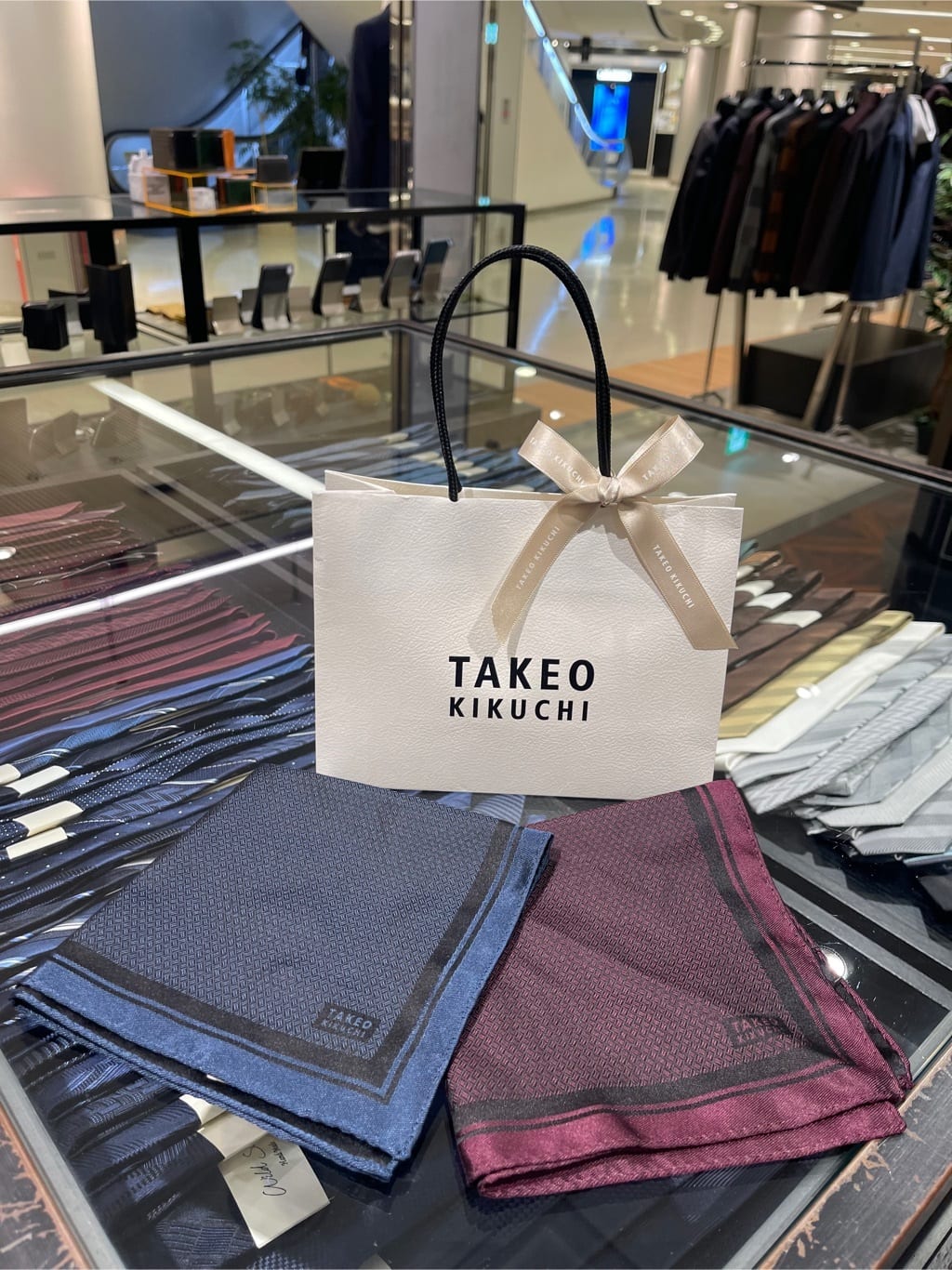 松村泰輔さんの「TAKEO KIKUCHI｜」を使ったコーディネート
