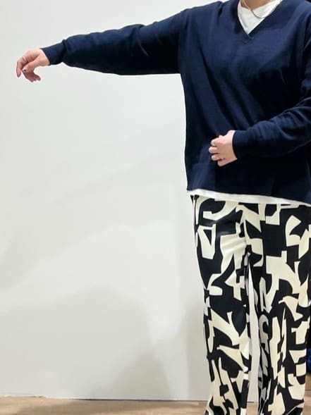 chiakiさんの「OPAQUE.CLIP｜◆リラクシーVネックニット／オーガニックコツトン混【UV／洗濯機洗い可】」を使ったコーディネート
