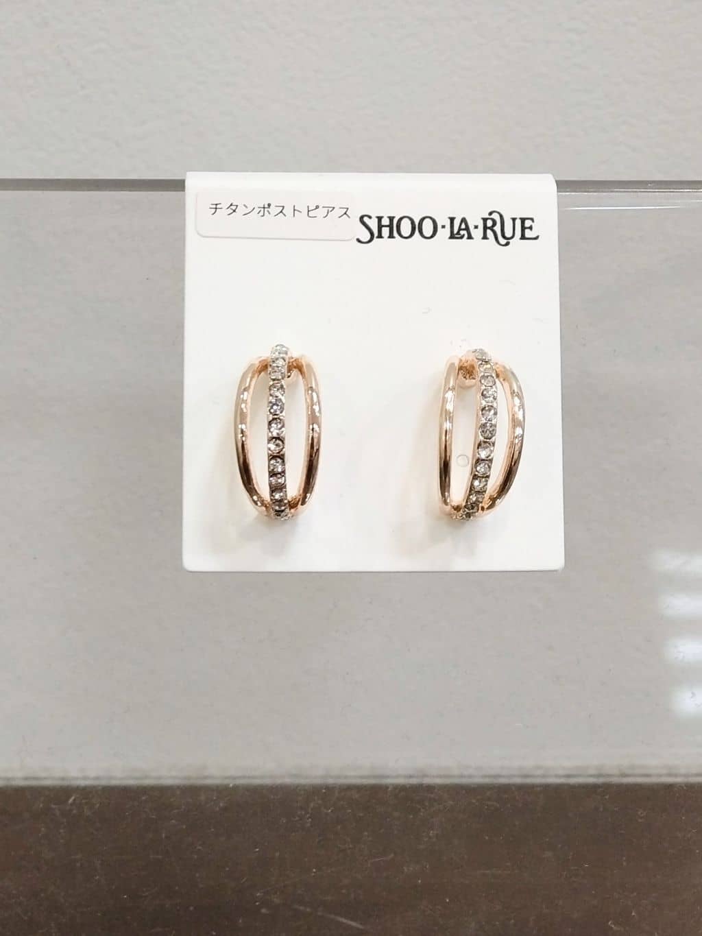 yuzuyamamaさんの「SHOO･LA･RUE｜◆【セレモニー】ビジューレーンハーフループイヤーアクセ」を使ったコーディネート