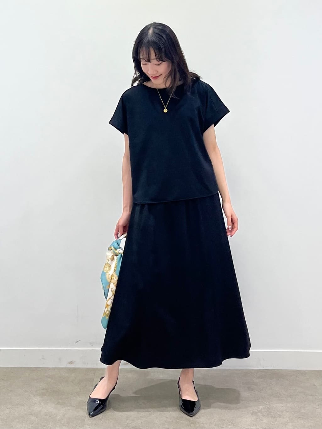 kaaiさんの「UNTITLED｜【手洗い／58cm正方形】ベルトプリントスカーフ」を使ったコーディネート