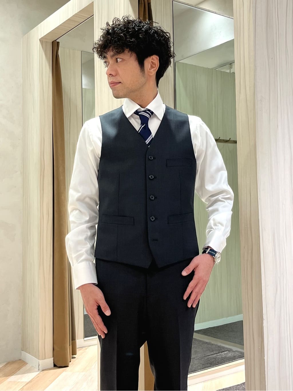 URAさんの「TAKEO KIKUCHI｜【Three by Three】シャイニーシャークピンヘッド スーツ/3ピース対応可」を使ったコーディネート