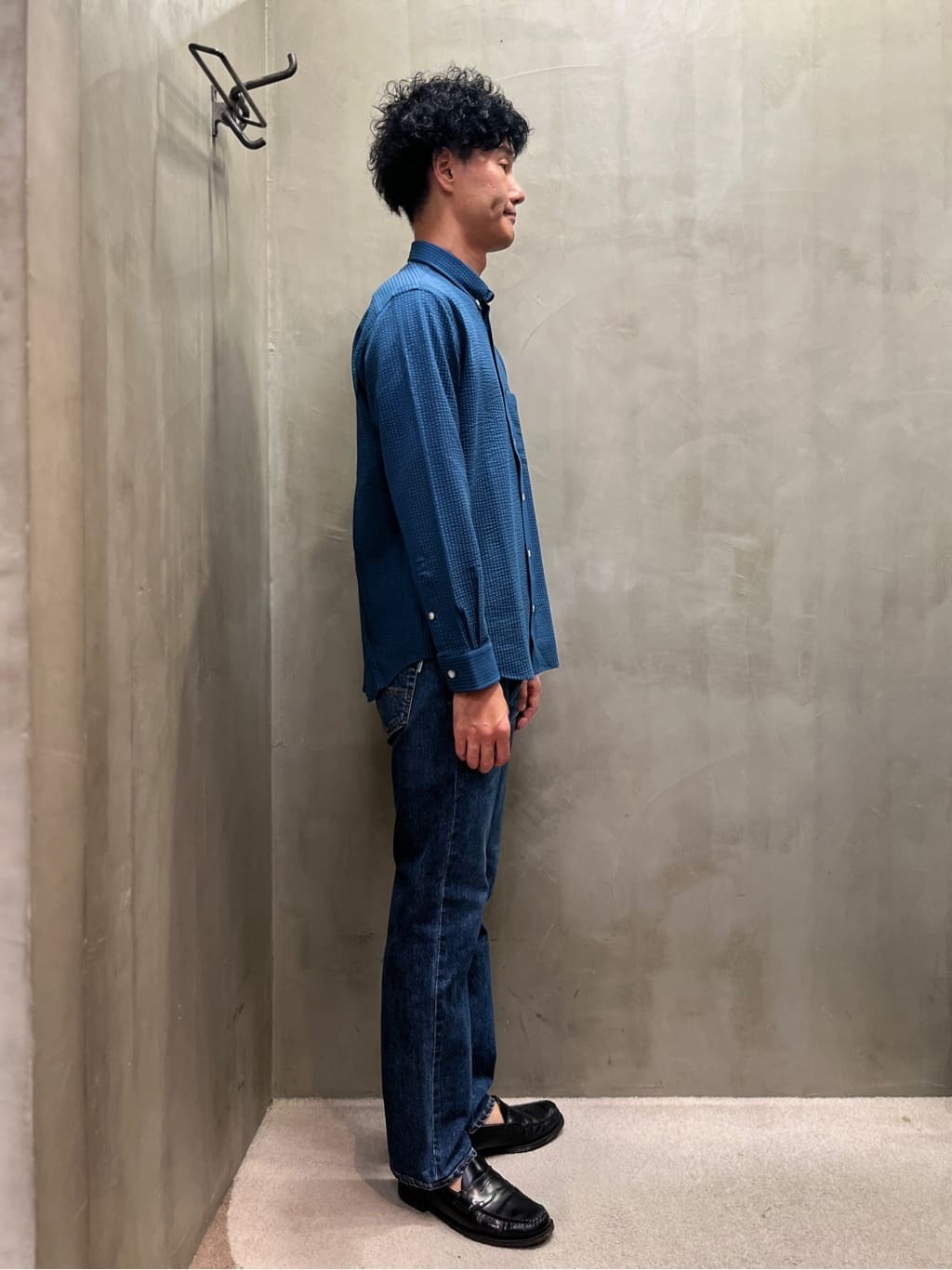 mutoさんの「TAKEO KIKUCHI｜【モンスターストレッチ】日本製 ウォッシュド デニムパンツ」を使ったコーディネート