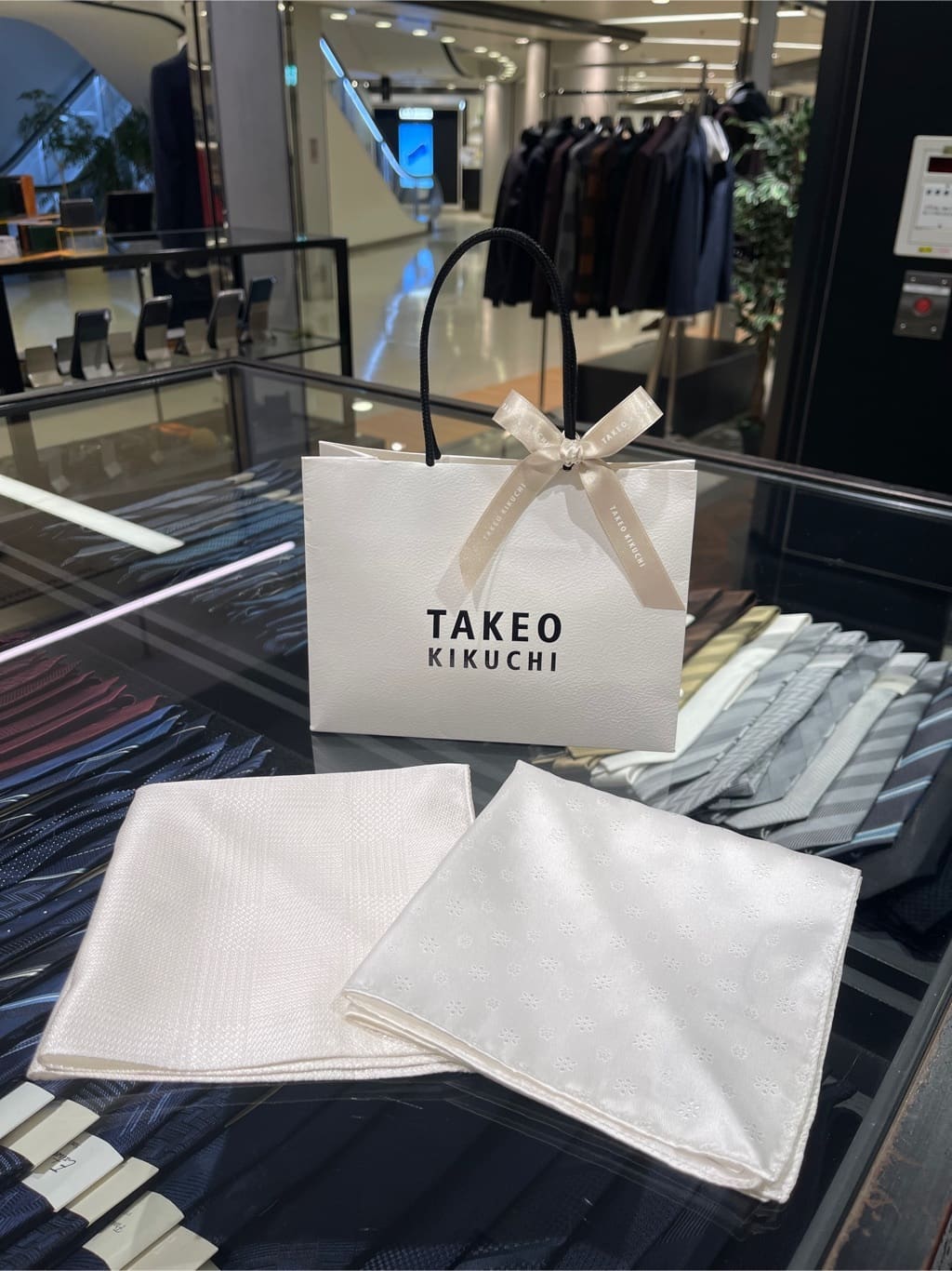 松村泰輔さんの「TAKEO KIKUCHI｜」を使ったコーディネート