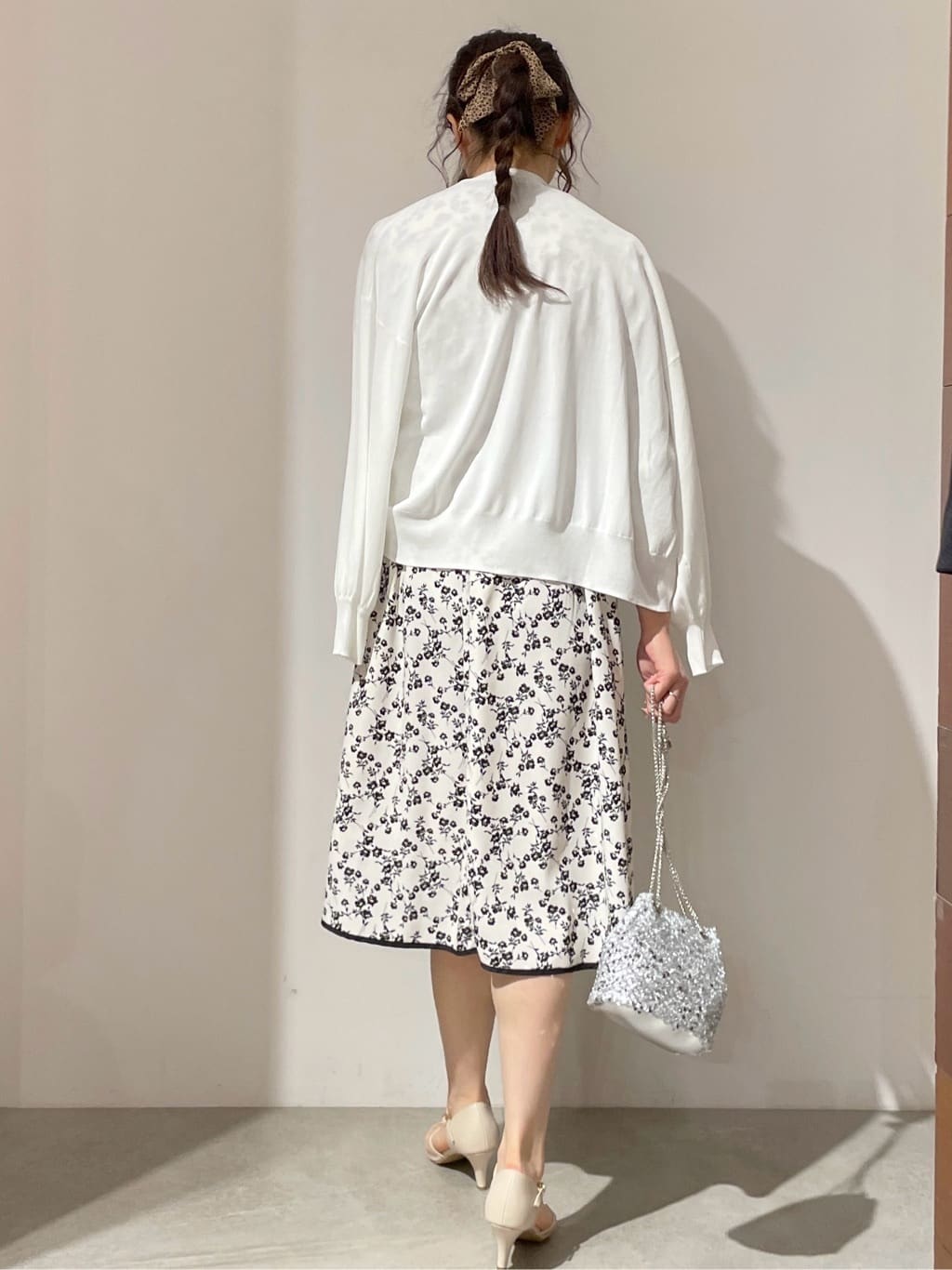 kanahoさんの「OPAQUE.CLIP｜◆【6色展開】シャイニー素材巾着ミニショルダーバッグ」を使ったコーディネート