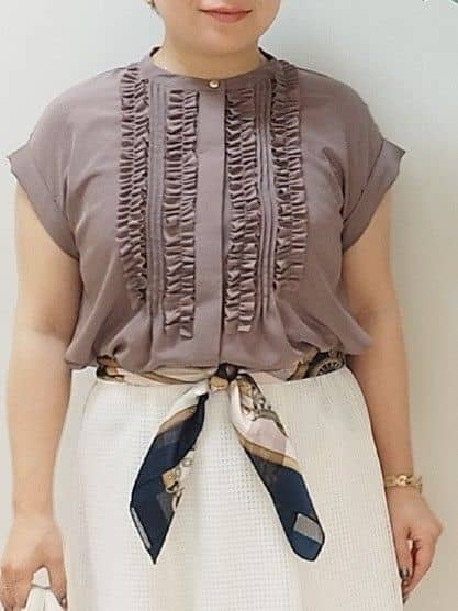 s u g iさんの「UNTITLED｜【手洗い／88cm正方形】シアー素材チェーン柄スカーフ」を使ったコーディネート