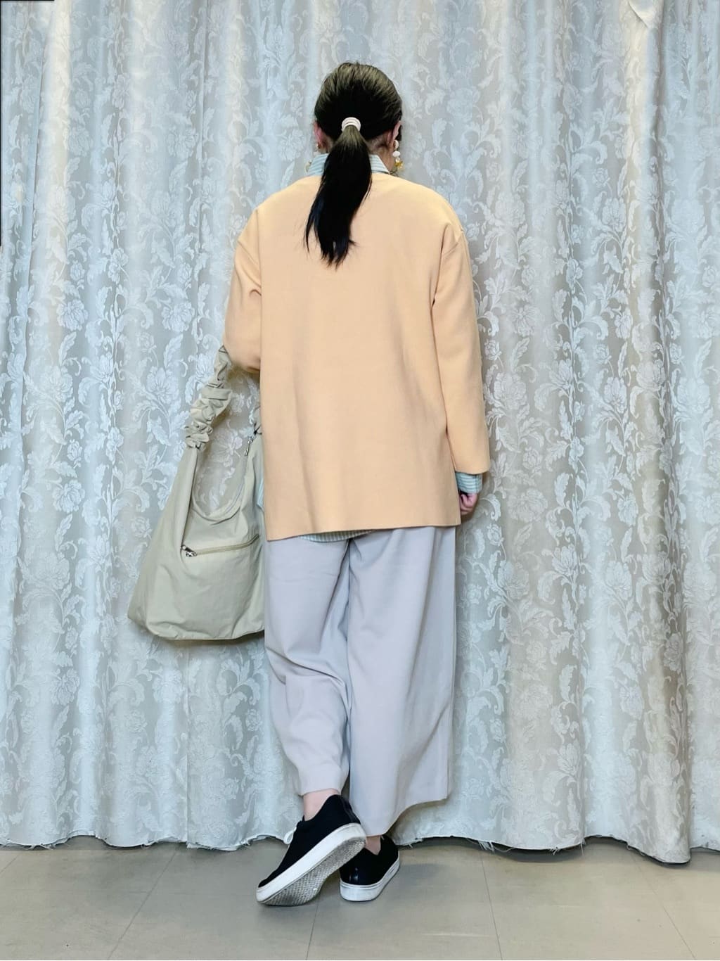 かのさんの「SHOO･LA･RUE｜【通勤/デイリー/セットアップ可】マルチに使える カットジョーゼット ワイドパンツ」を使ったコーディネート