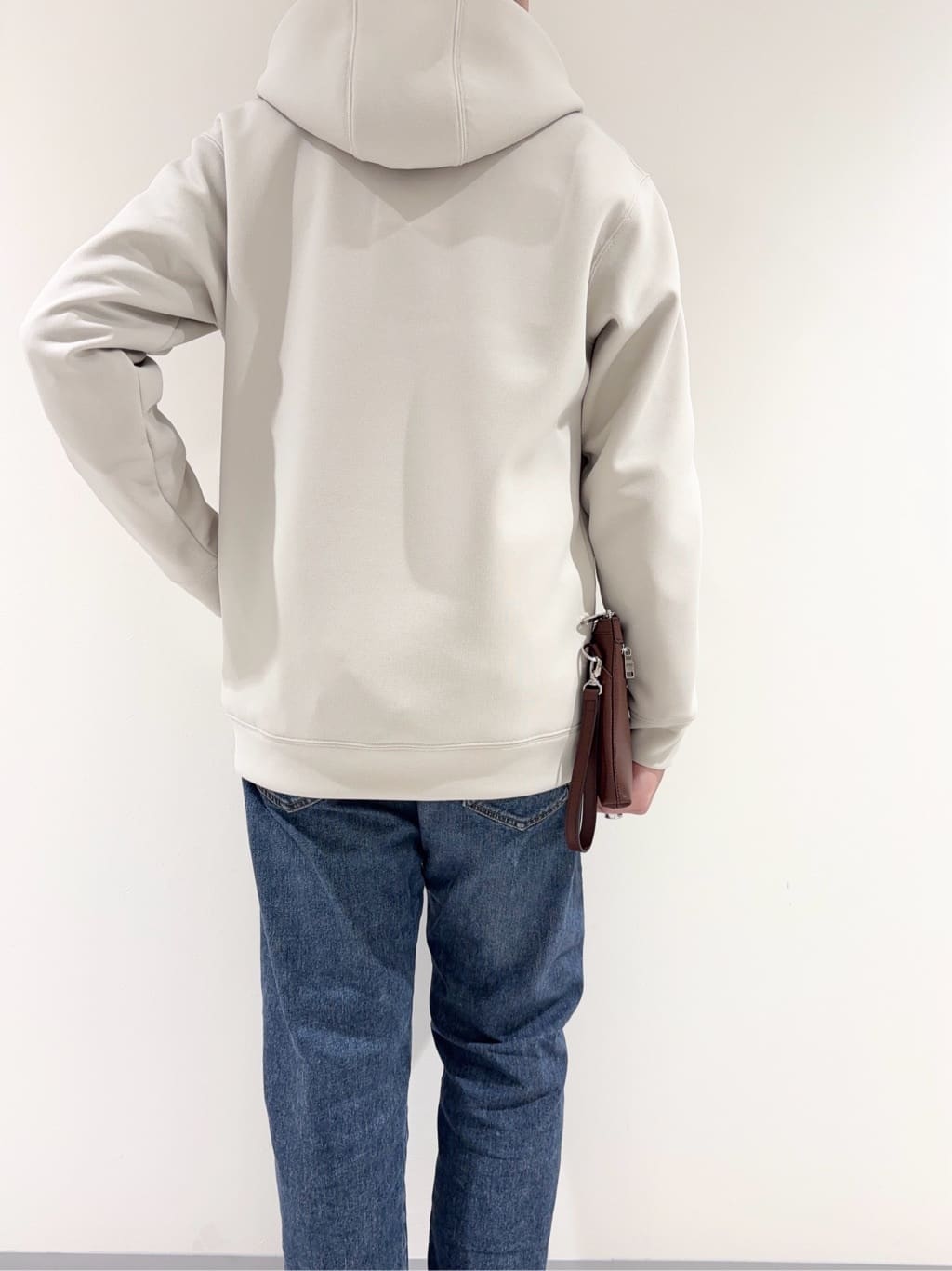 及川さんの「TAKEO KIKUCHI｜ハットモチーフ ジャカード ストライプ シャツ」を使ったコーディネート