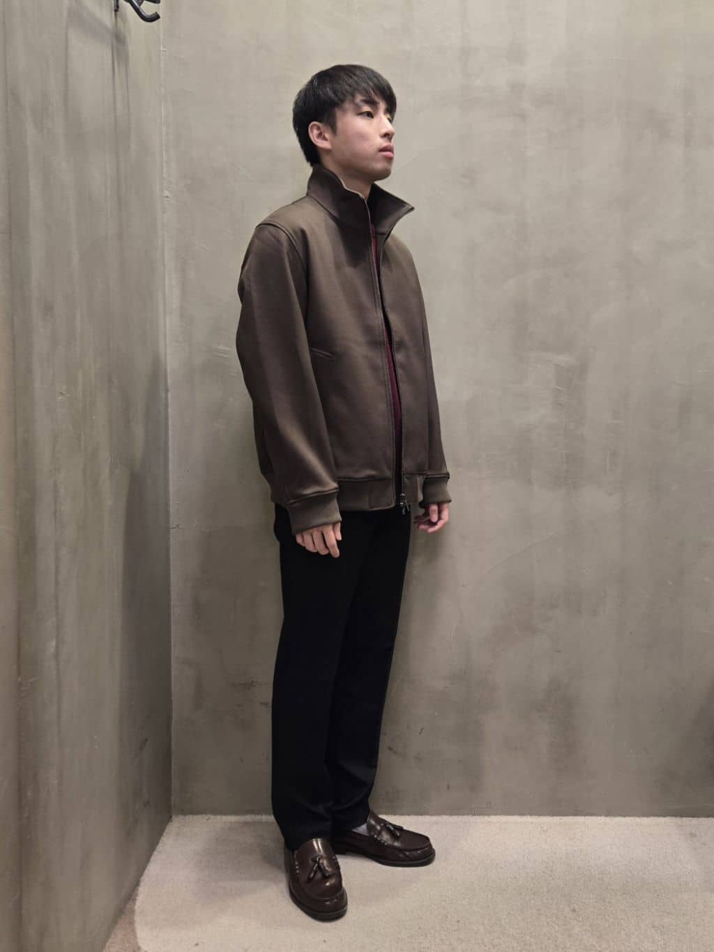 白木駆さんの「TAKEO KIKUCHI｜【ONOFF対応】TRダブルニット ストレッチパンツ」を使ったコーディネート